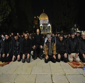 مواطنون يؤدون صلاتي العشاء والتراويح في المسجد الاقصى المبارك